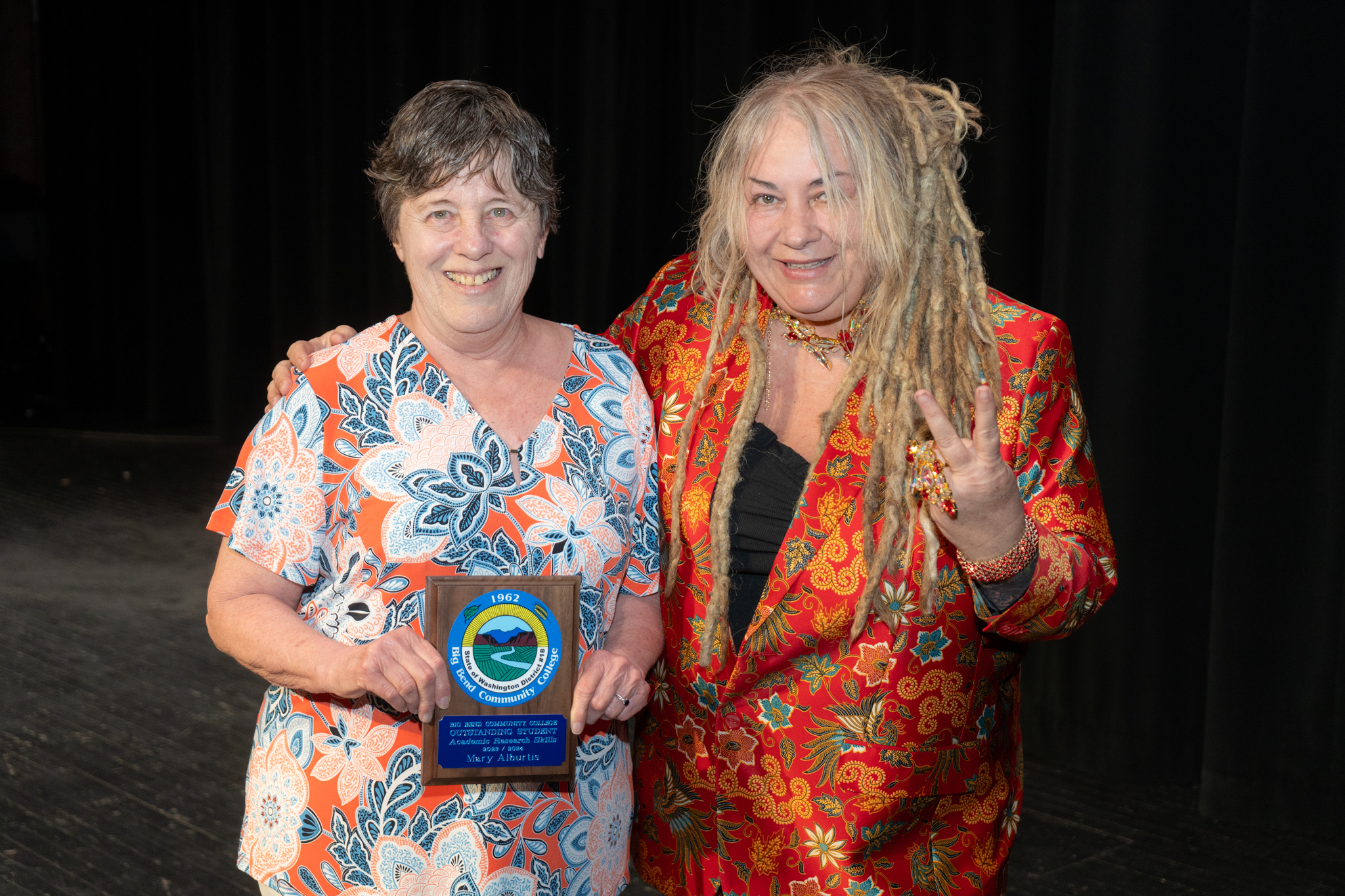 Mary Alburtis and Librarian Rhonda Kitchens